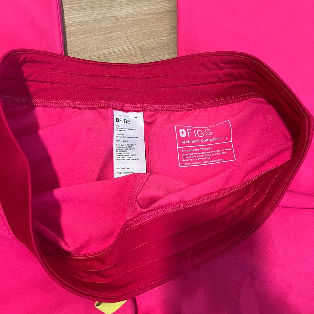 Figs hot pink scrub set - Picture 5 of 5